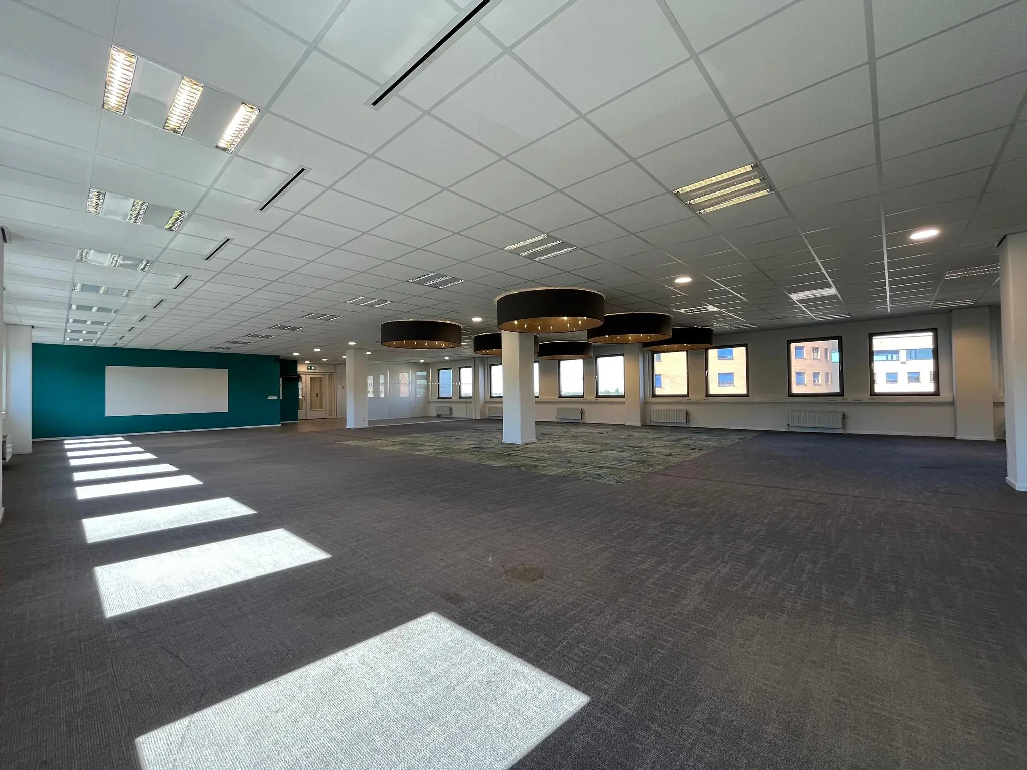 Lichte, ruime kantoorverdieping aan de Barchman Wuytierslaan met moderne verlichting en grote ramen.